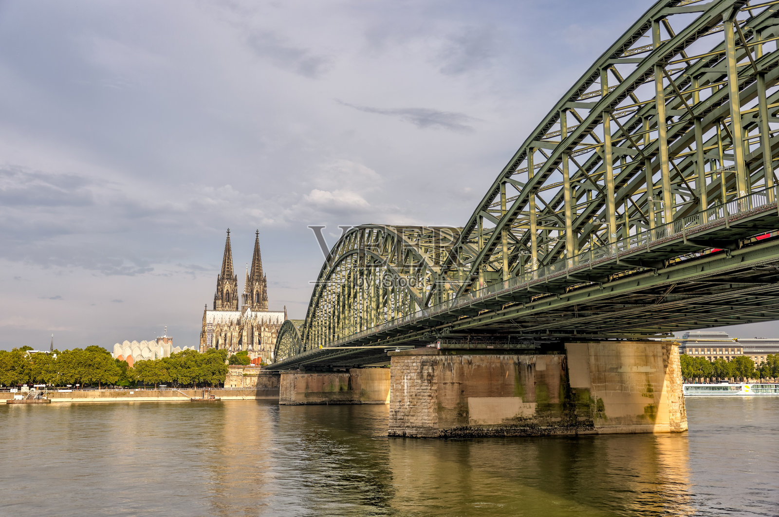 德国科隆霍亨索伦桥和科隆大教堂的紫色天空日出照片摄影图片