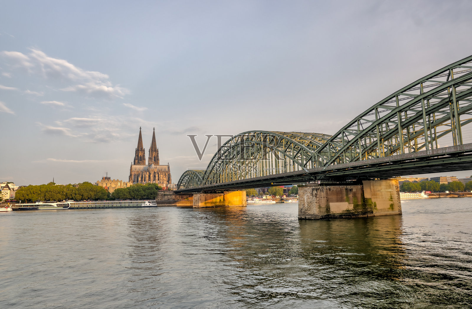 德国科隆霍亨索伦桥和科隆大教堂的紫色天空日出照片摄影图片