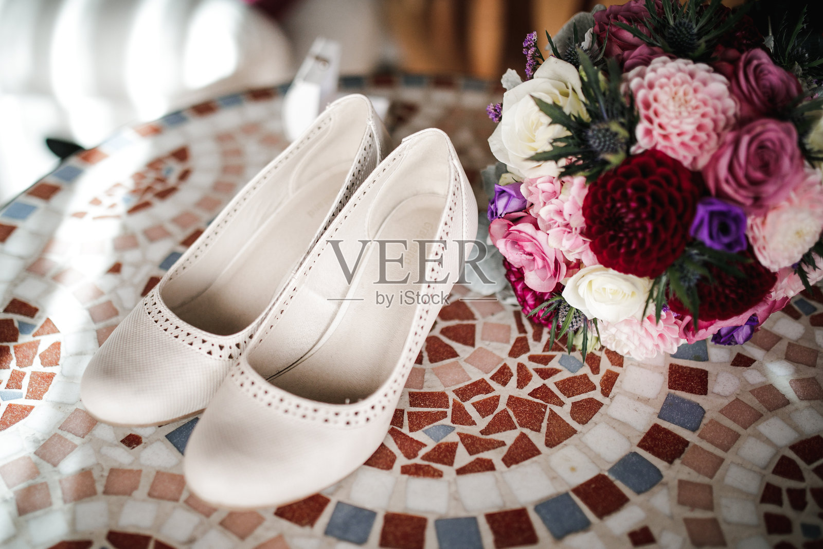 一双优雅的婚鞋照片摄影图片
