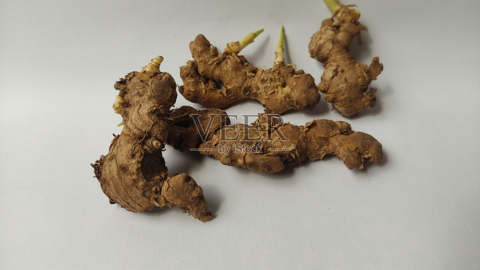 新鲜生姜的特写，白色背景照片摄影图片