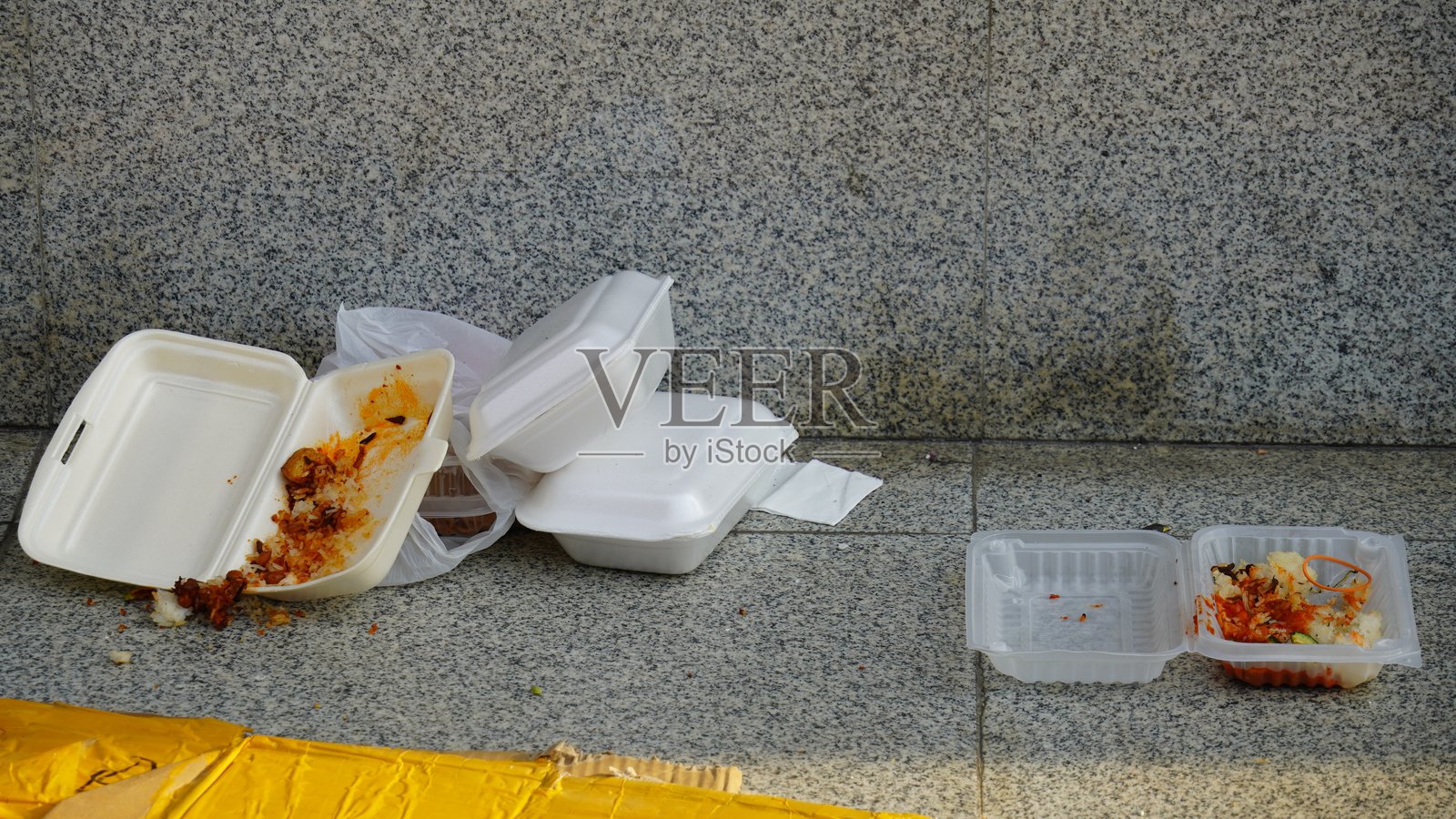 泡沫塑料和塑料混合废弃物照片摄影图片