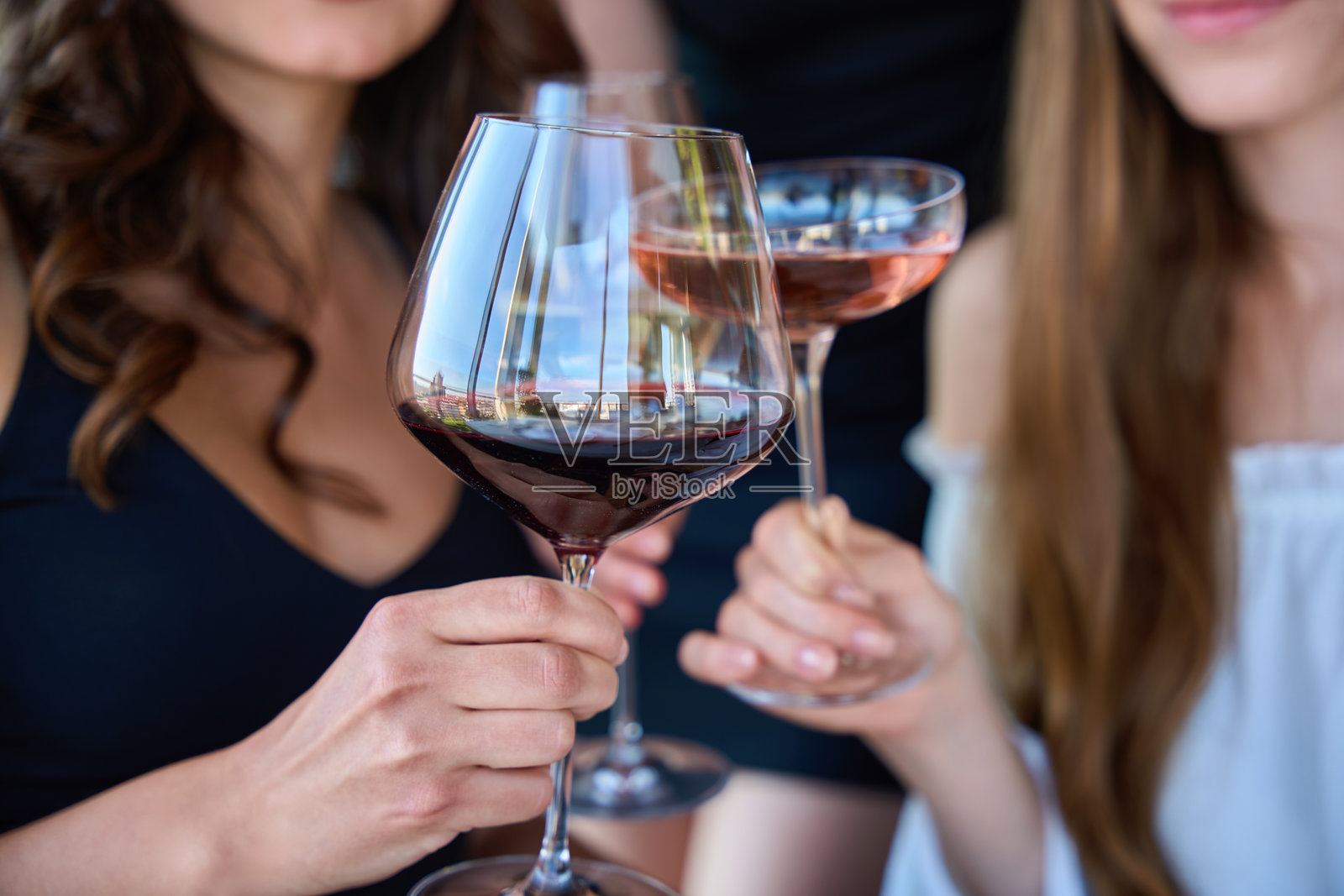 饮用葡萄酒的年轻漂亮女子肖像照片摄影图片