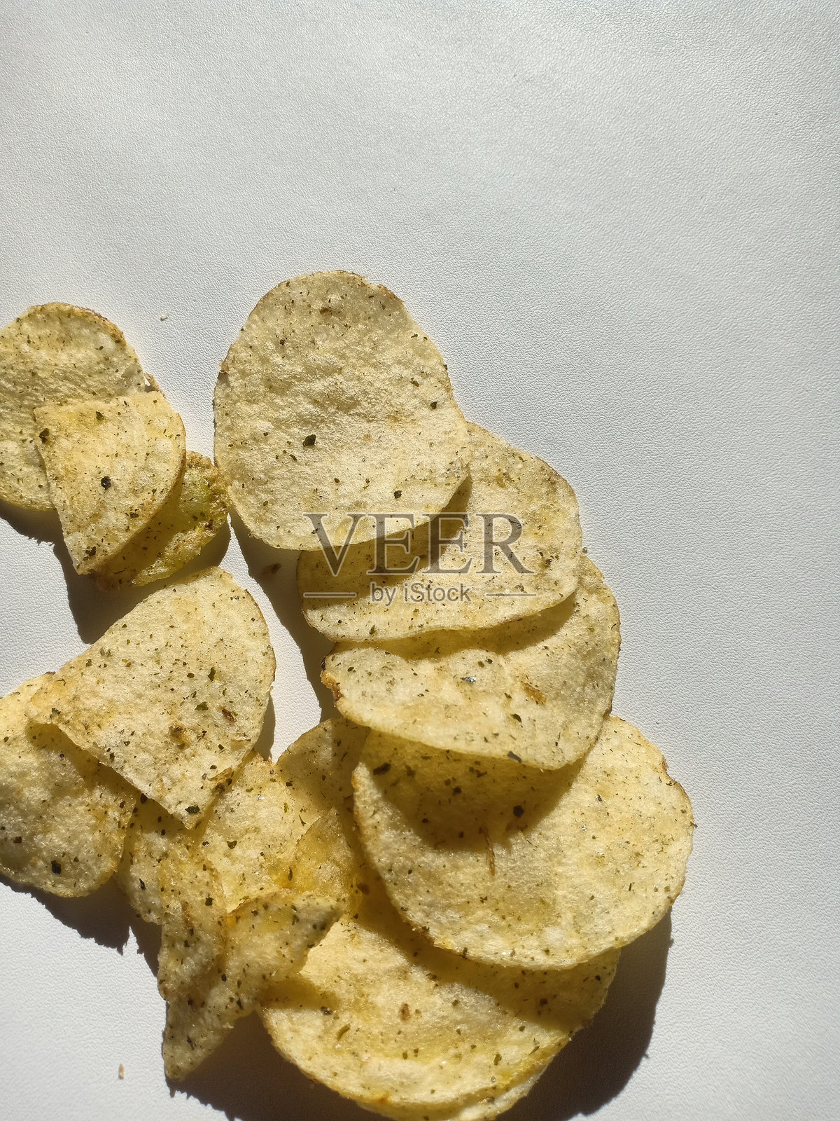 香脆的土豆配以香料，背景为白色照片摄影图片