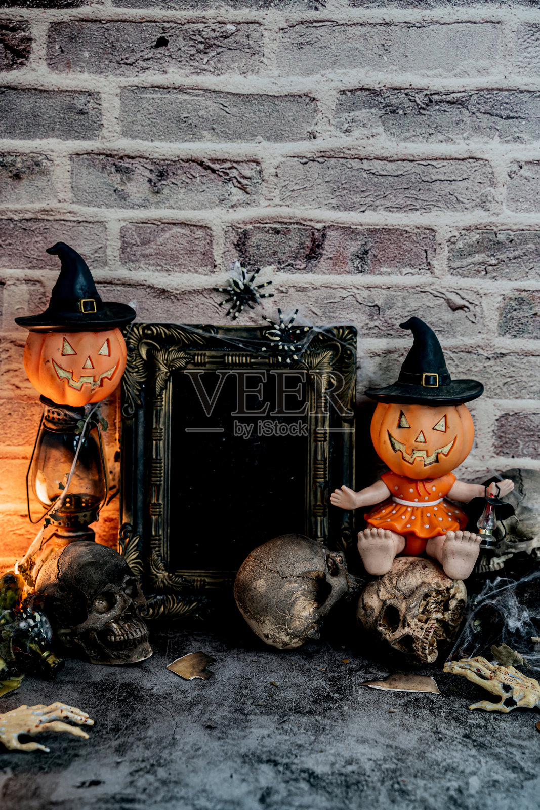 万圣节快乐的南瓜脸和秋季背景。留白以便添加文字。照片摄影图片