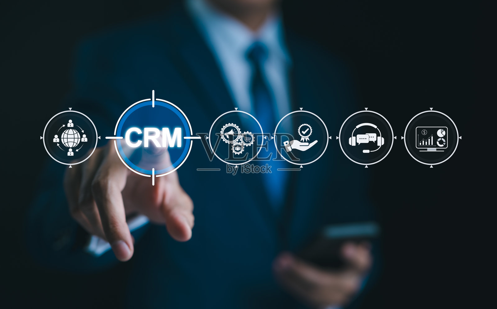 客户关系管理CRM软件：商务人士点击虚拟CRM图标，展示客户关系管理、数据分析和客户支持的数字化工具照片摄影图片