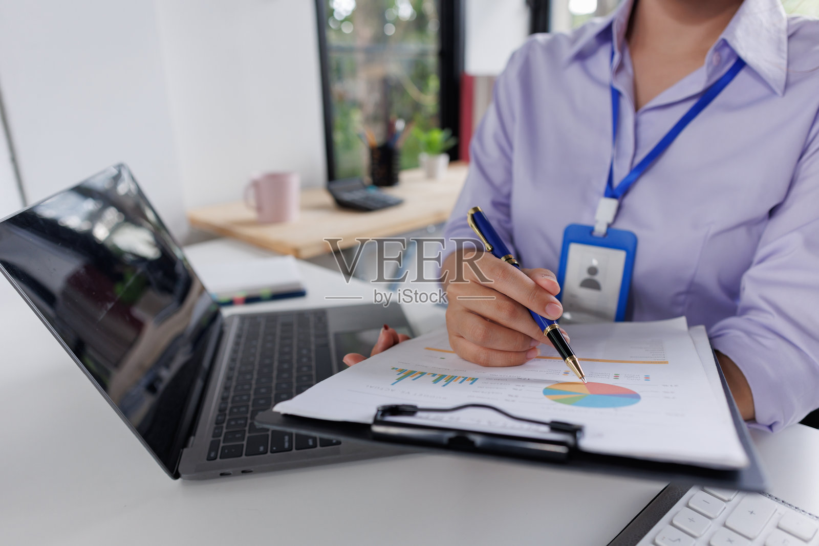 会计师手持笔计算业务数据特写照片摄影图片