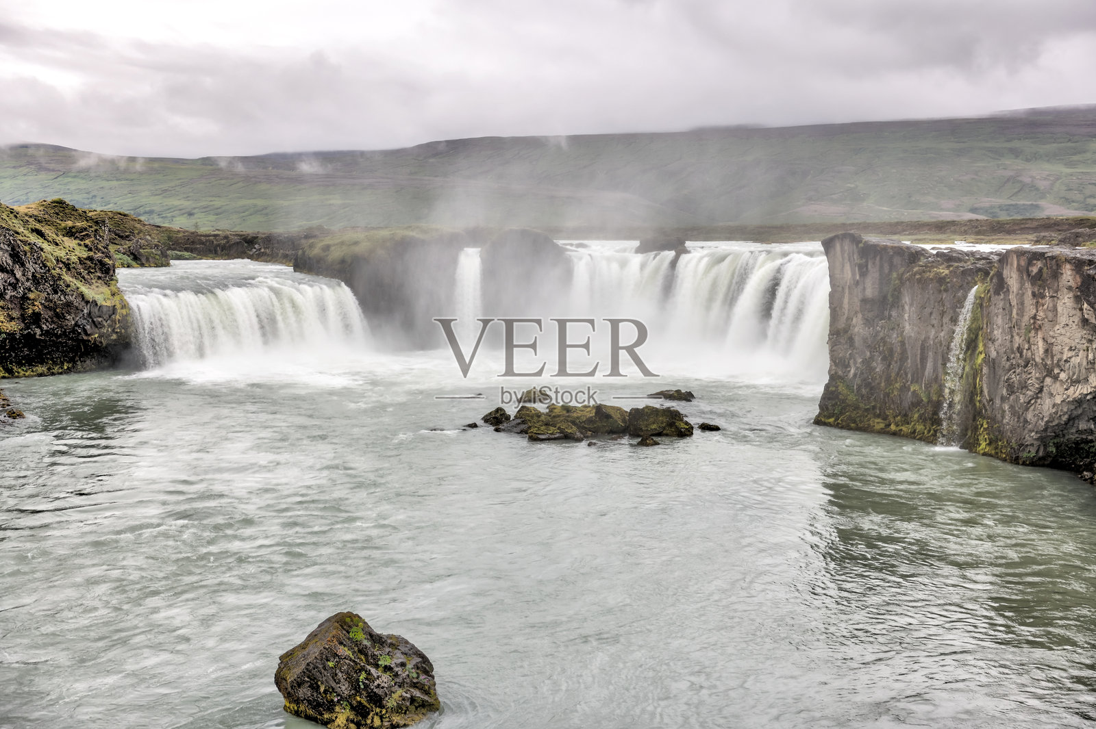 冰岛阿克雷里附近的戈达瀑布照片摄影图片