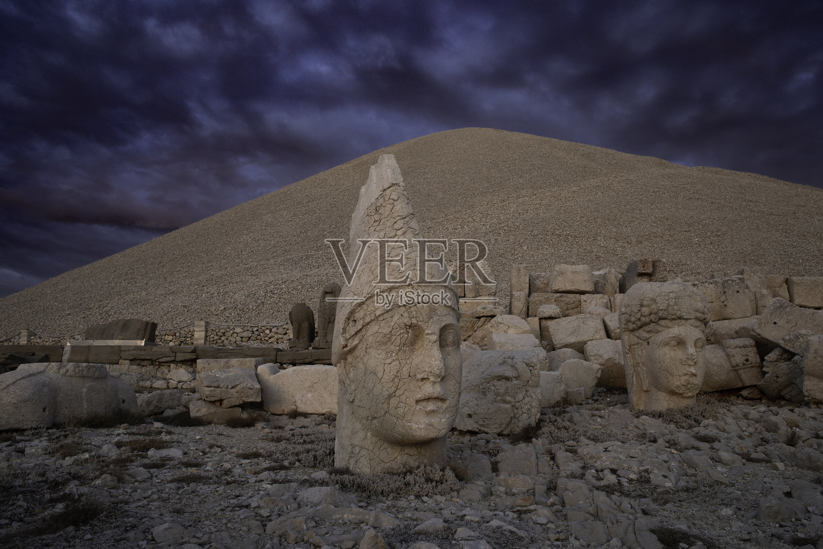 内姆鲁特山的神秘雕像照片摄影图片