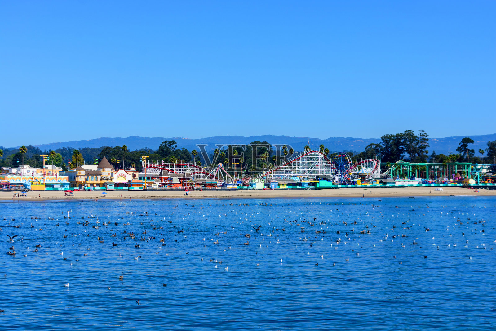 从水面上看圣克鲁斯海滩步道游乐园和考威尔海滩的美景照片摄影图片