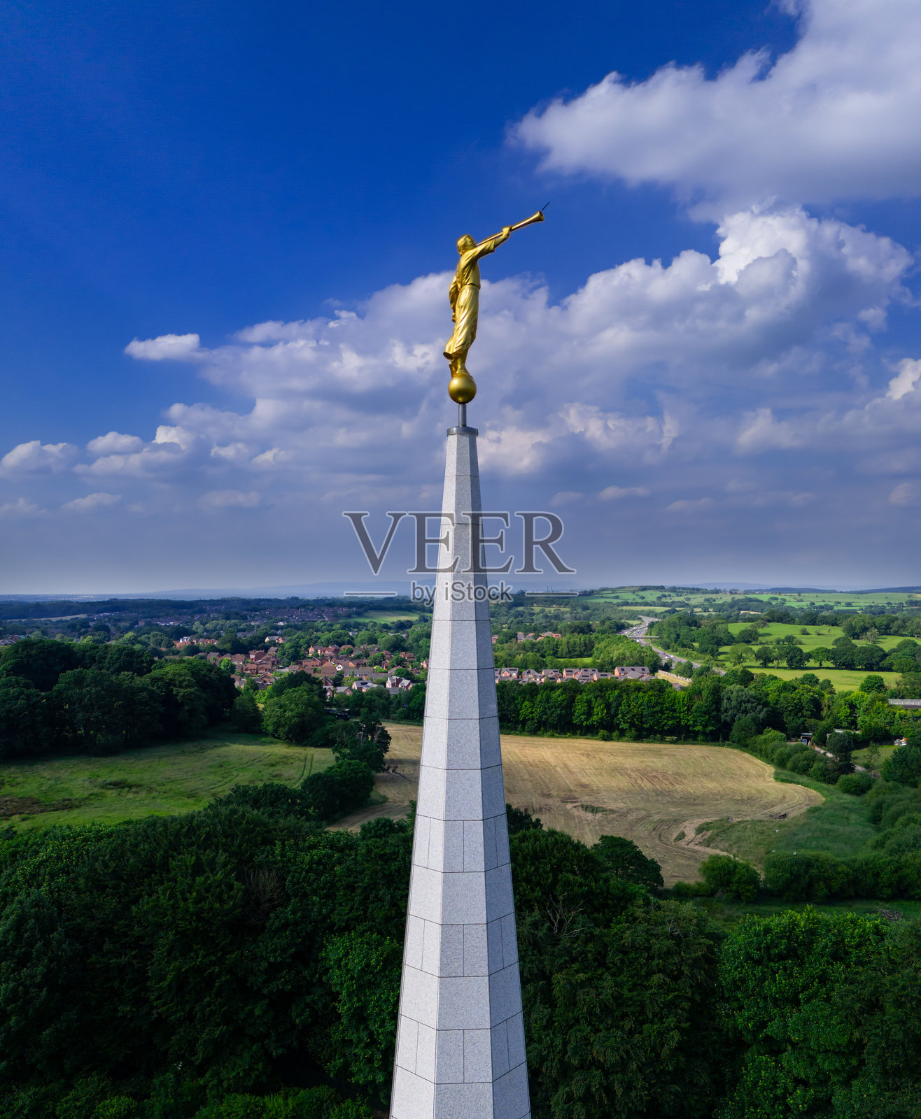 普雷斯顿英格兰教堂的天使莫罗尼和尖顶的航拍特写，英国兰开夏郡乔利照片摄影图片