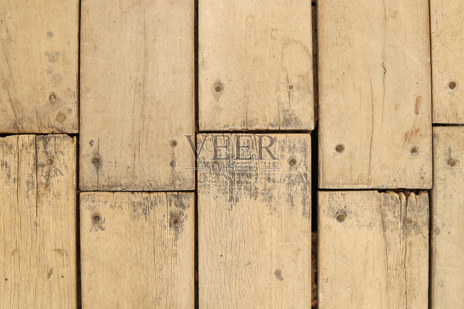 钉子将木材牢牢固定在一起。每个钉子代表着精确和稳定，为木结构创造了一个安全的基础。照片摄影图片