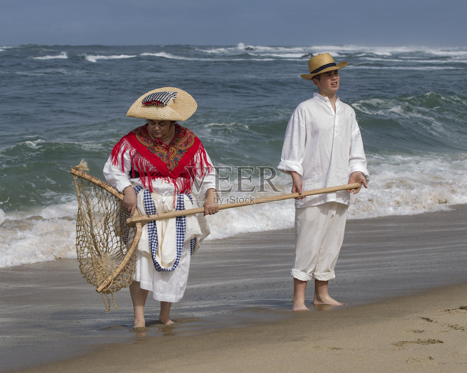 成年夫妇穿着Afife舞蹈团的服装照片摄影图片