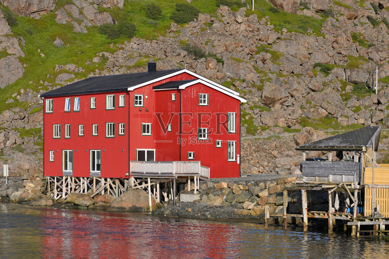 典型的挪威渔村 - Nyksund照片摄影图片