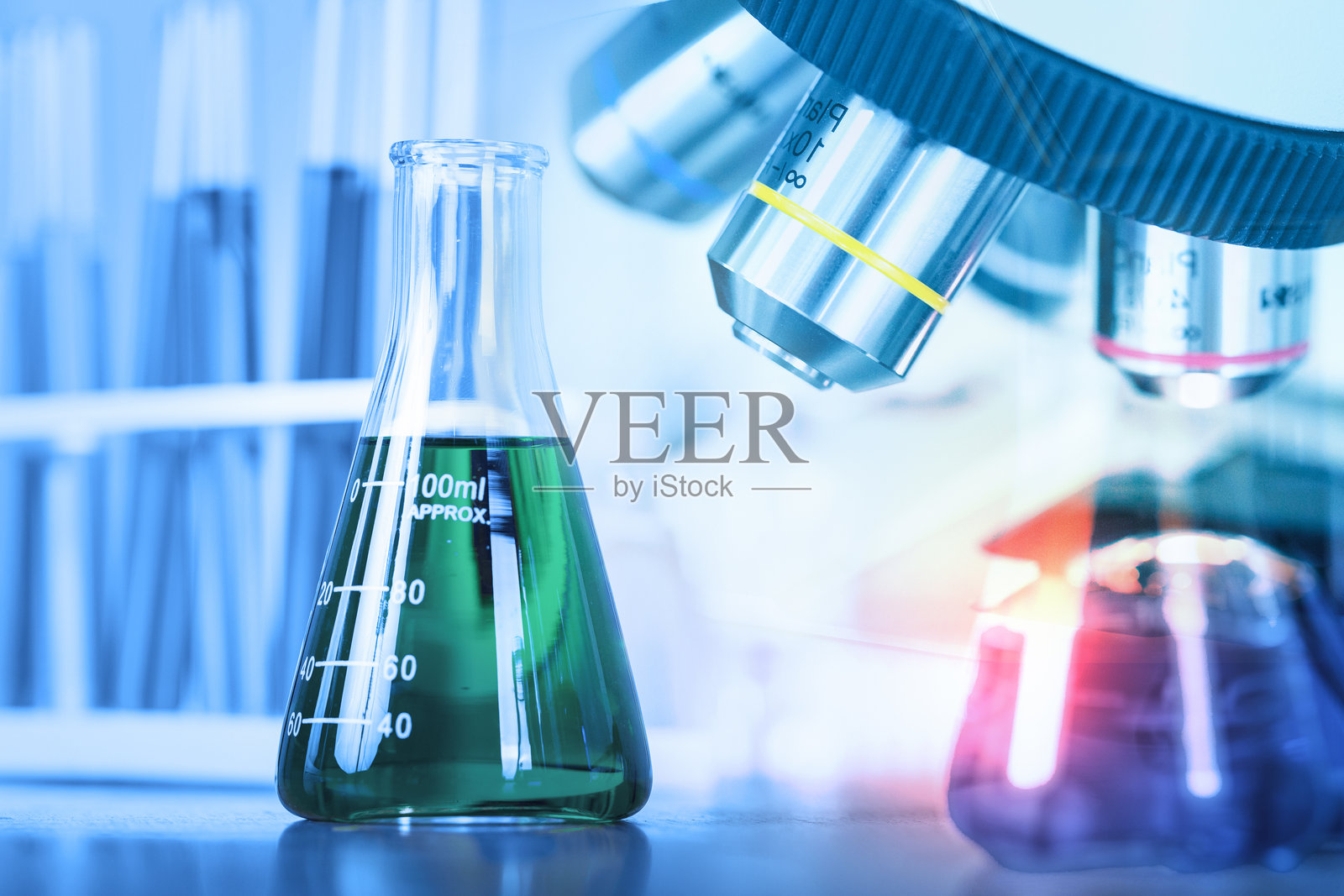 桌子上的烧瓶特写照片摄影图片