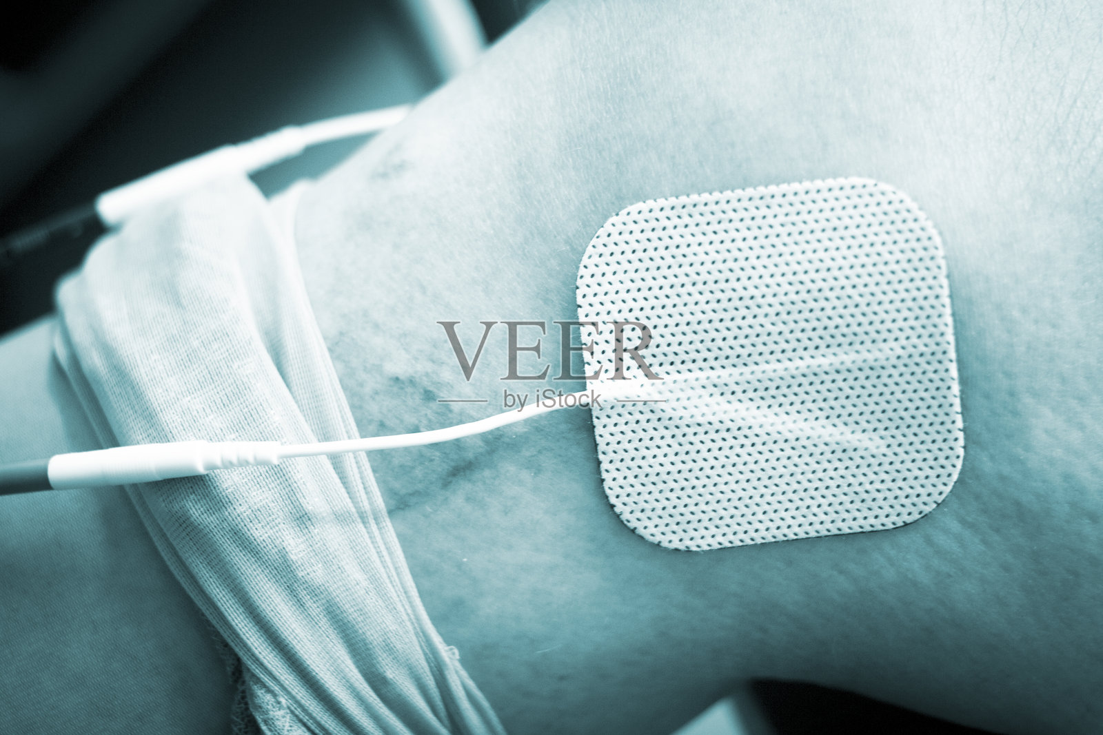 高角度视图下的电极放置在身体部位上照片摄影图片