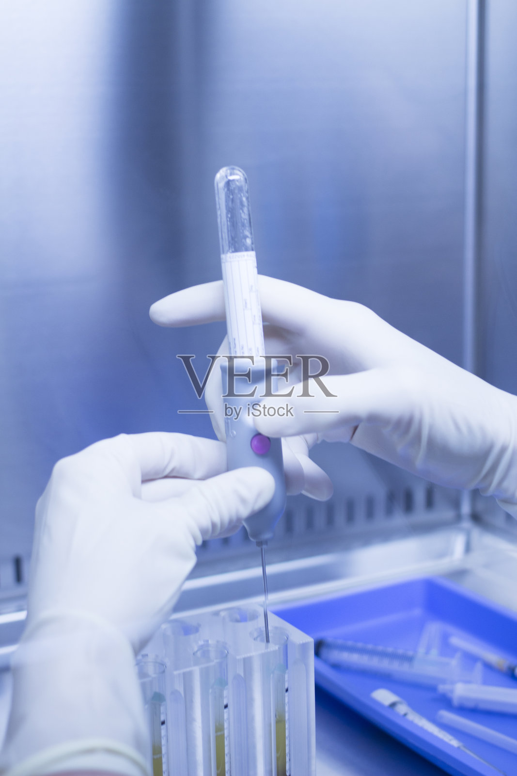 科学家在实验室中使用注射器的手部特写照片摄影图片