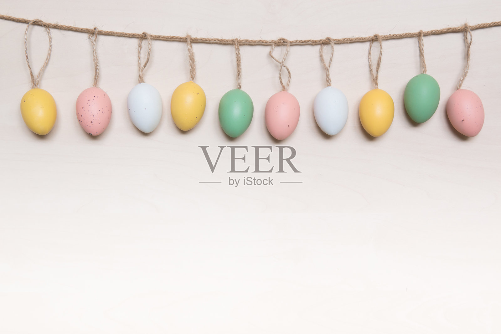 桌子上挂着的五彩复活节彩蛋特写照片摄影图片