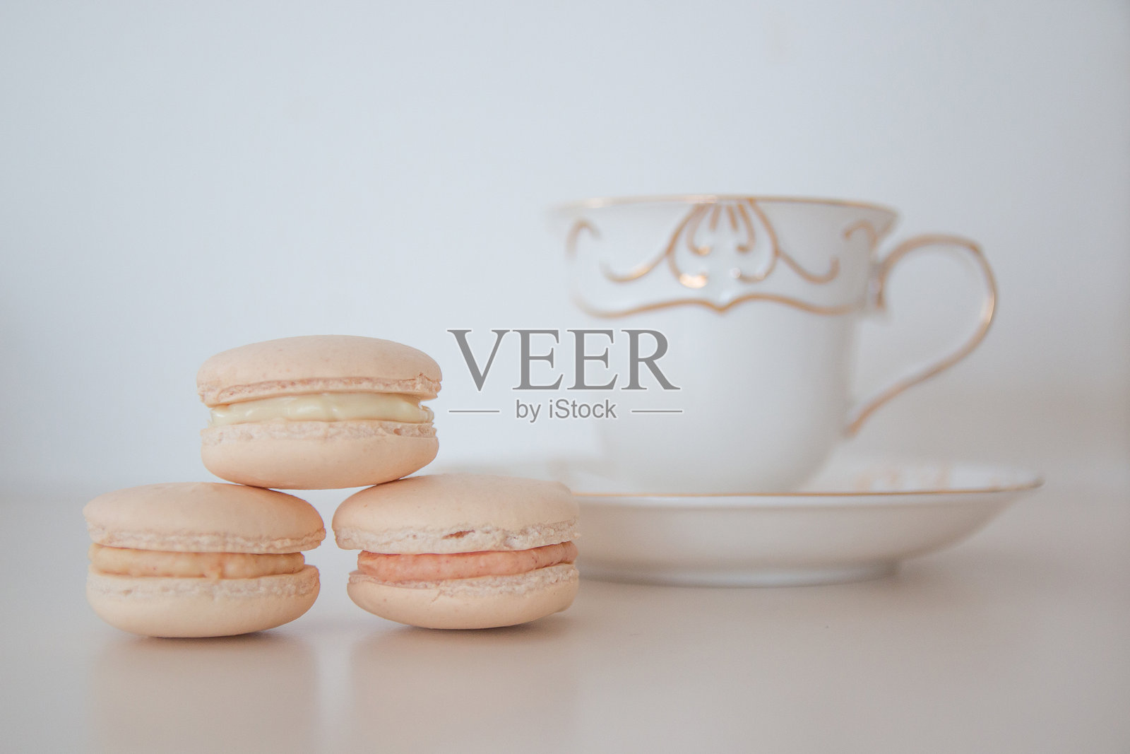 白色背景下的马卡龙特写照片摄影图片