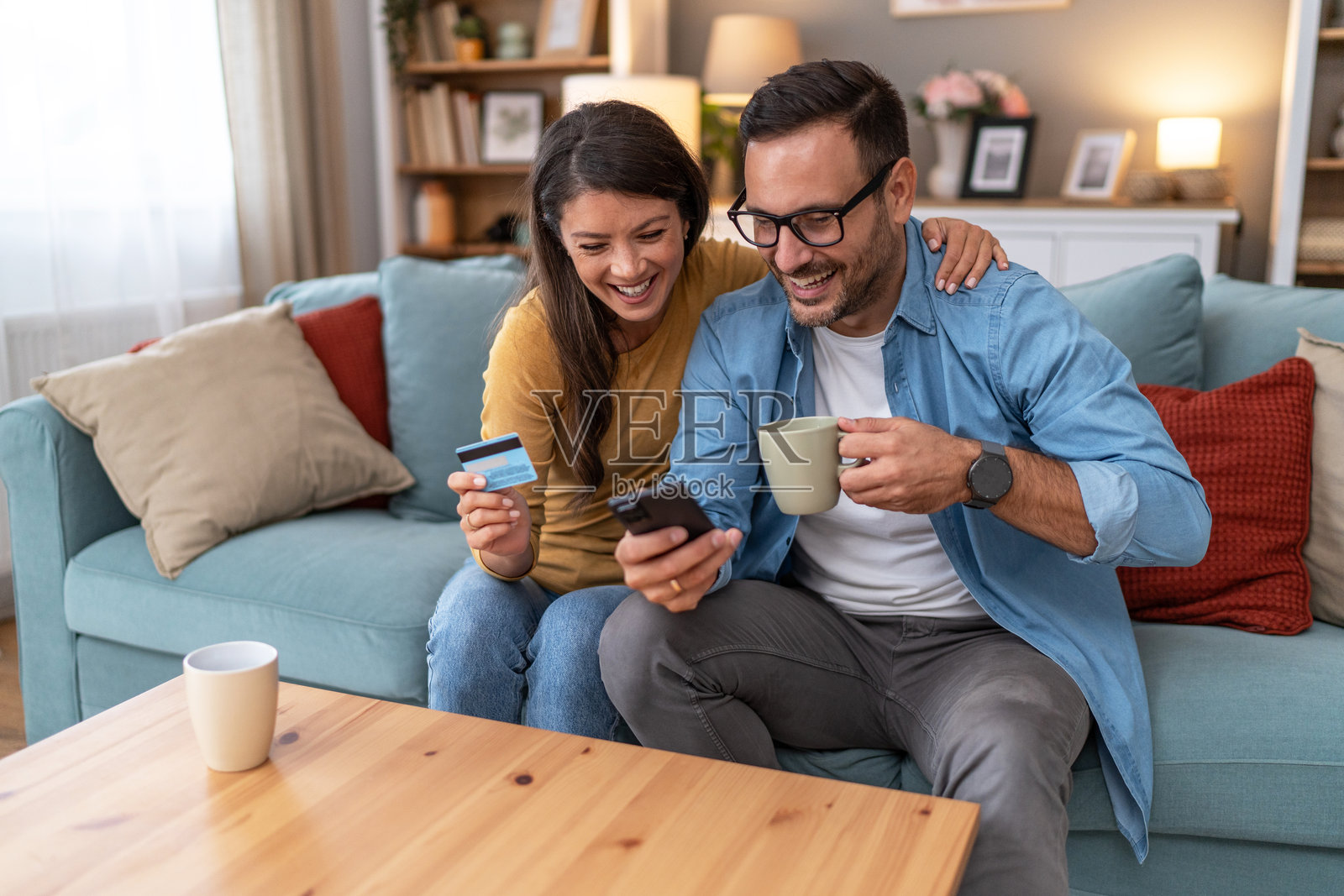 年轻夫妇在家网上购物照片摄影图片