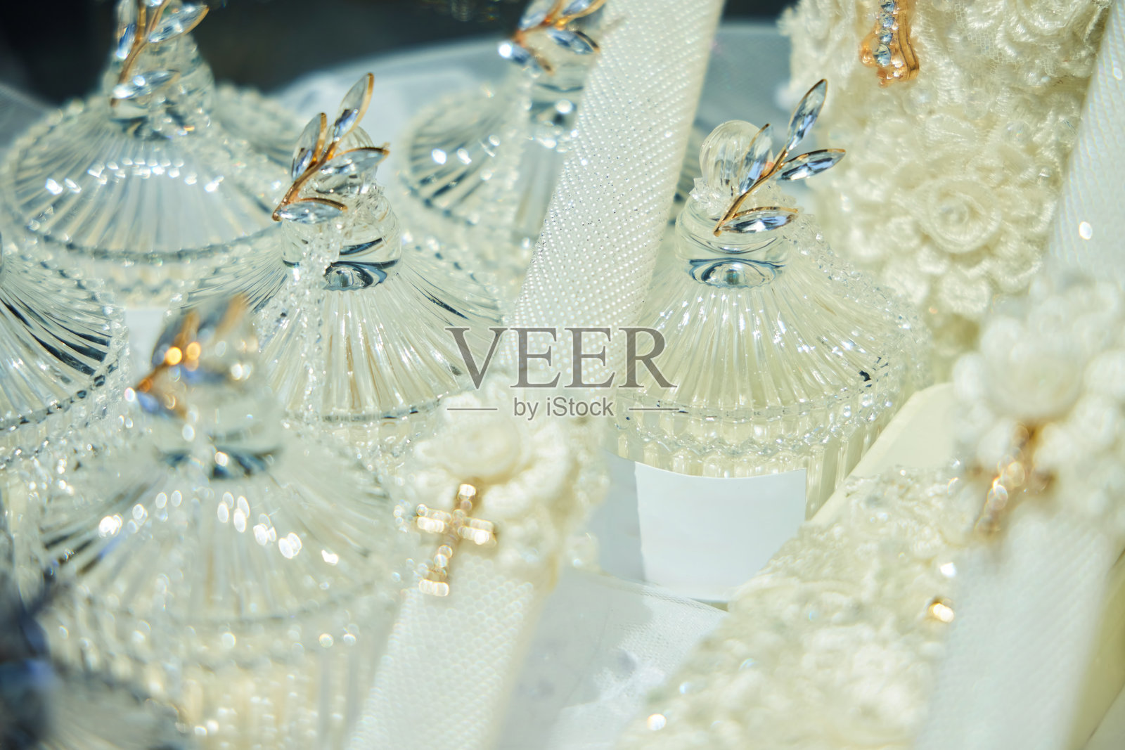 儿童洗礼礼品套装：蜡烛、衣服和祭品照片摄影图片