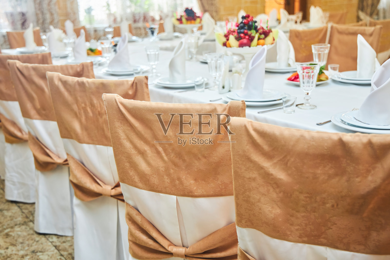 节日餐桌旁的椅子。家庭庆祝活动，等待客人到来。照片摄影图片