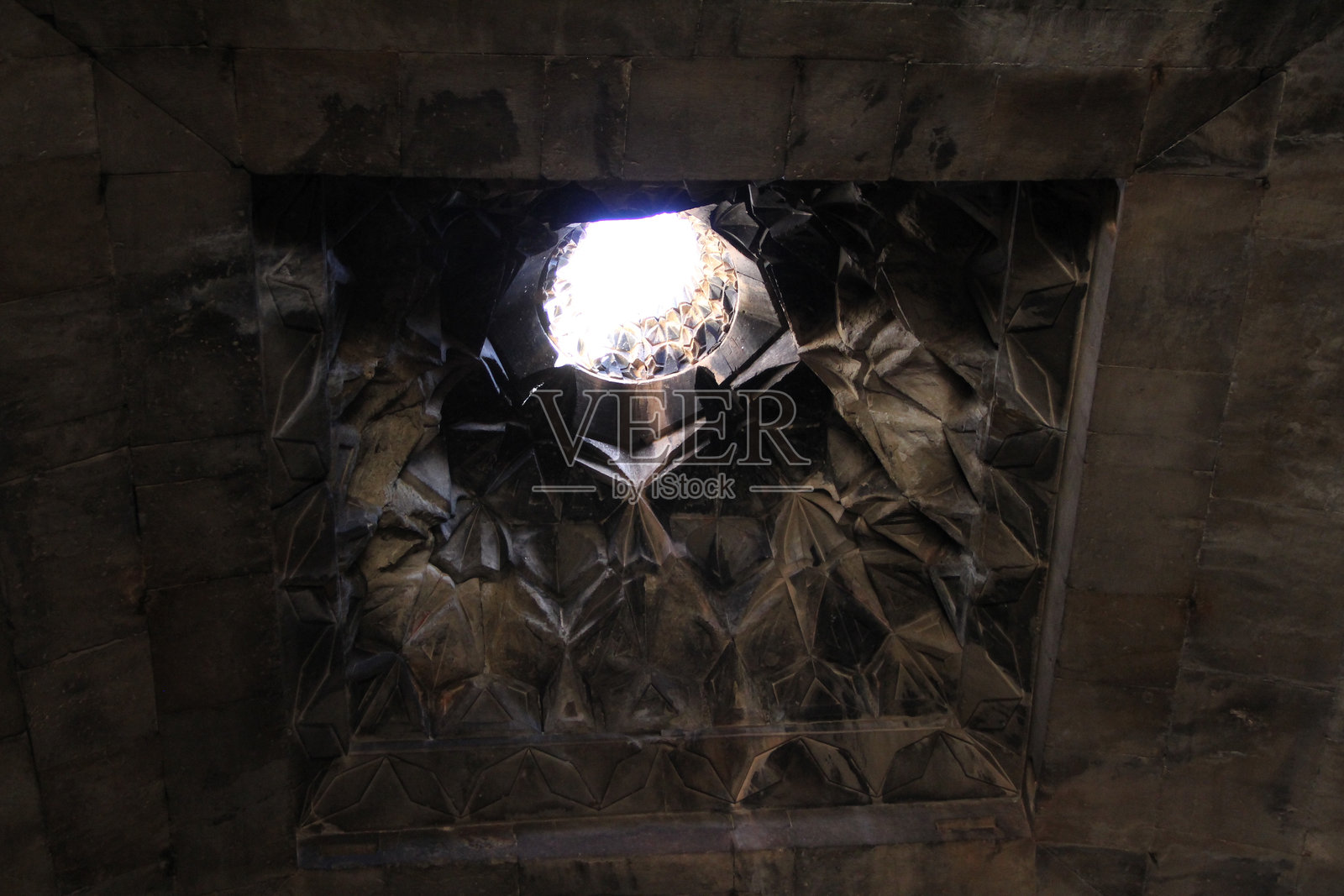 黑暗古老建筑中带有圆形天窗的华丽天花板照片摄影图片