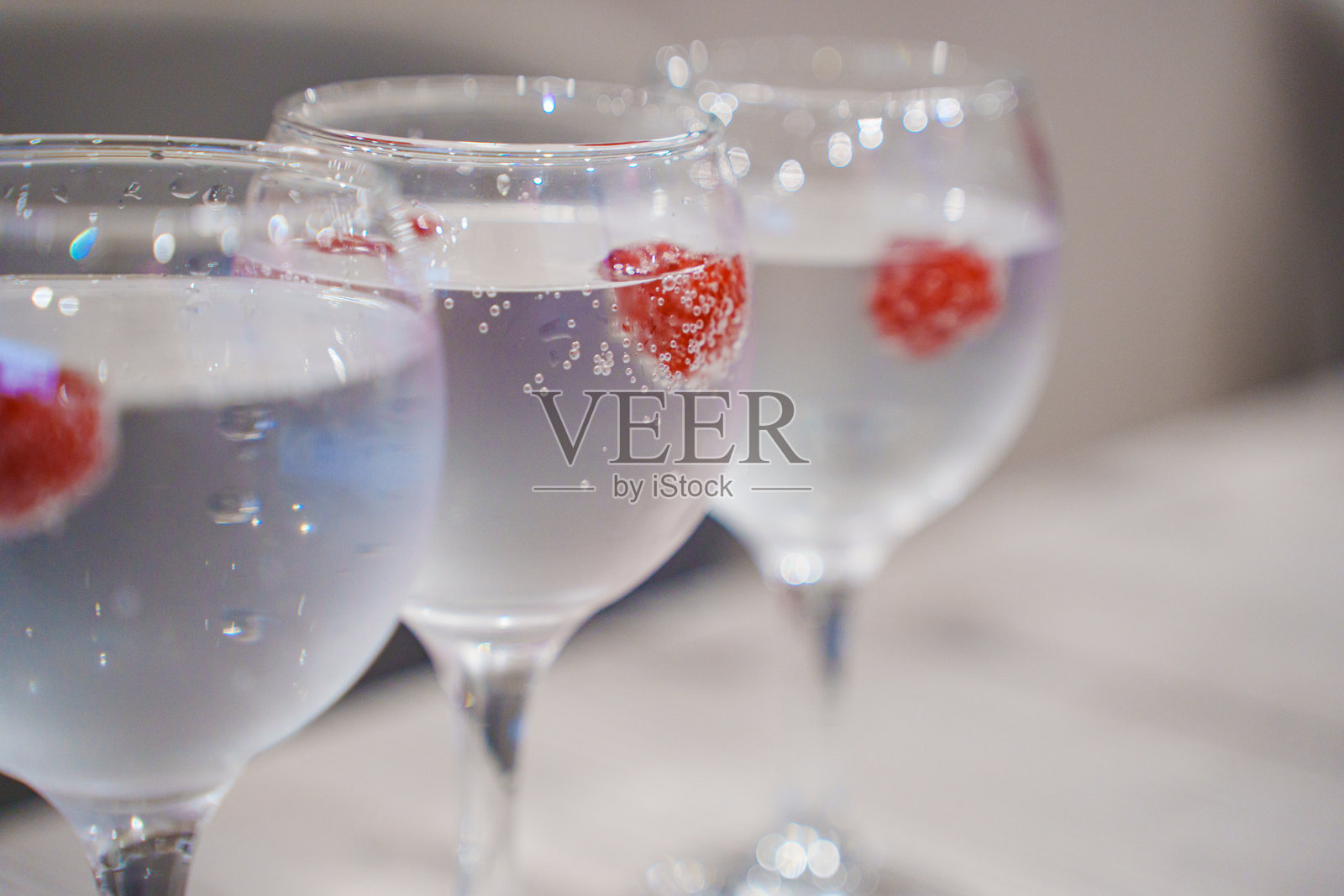 带有气泡水和覆盆子的眼镜。照片摄影图片