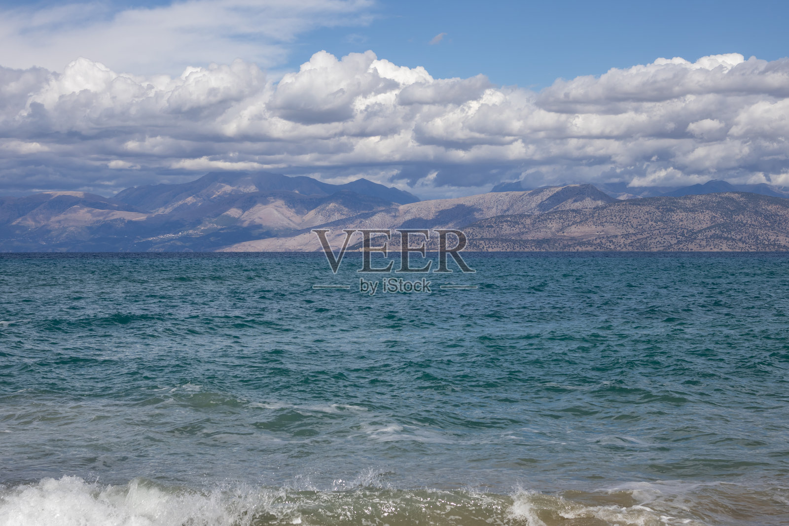 希腊科孚岛的爱奥尼亚海与阿尔巴尼亚山脉照片摄影图片