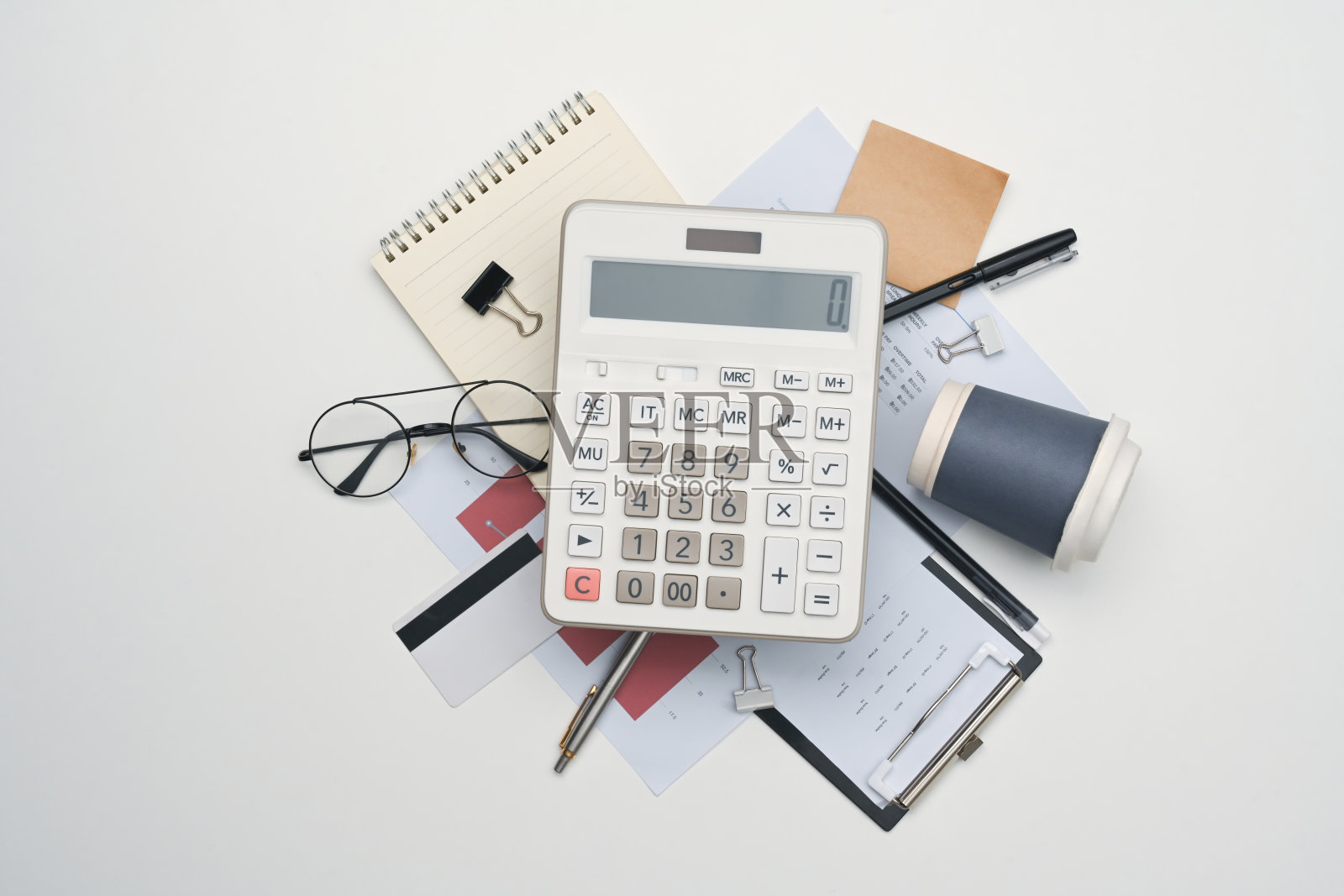 白色背景上的计算器、财务文件、眼镜和其他办公用品照片摄影图片