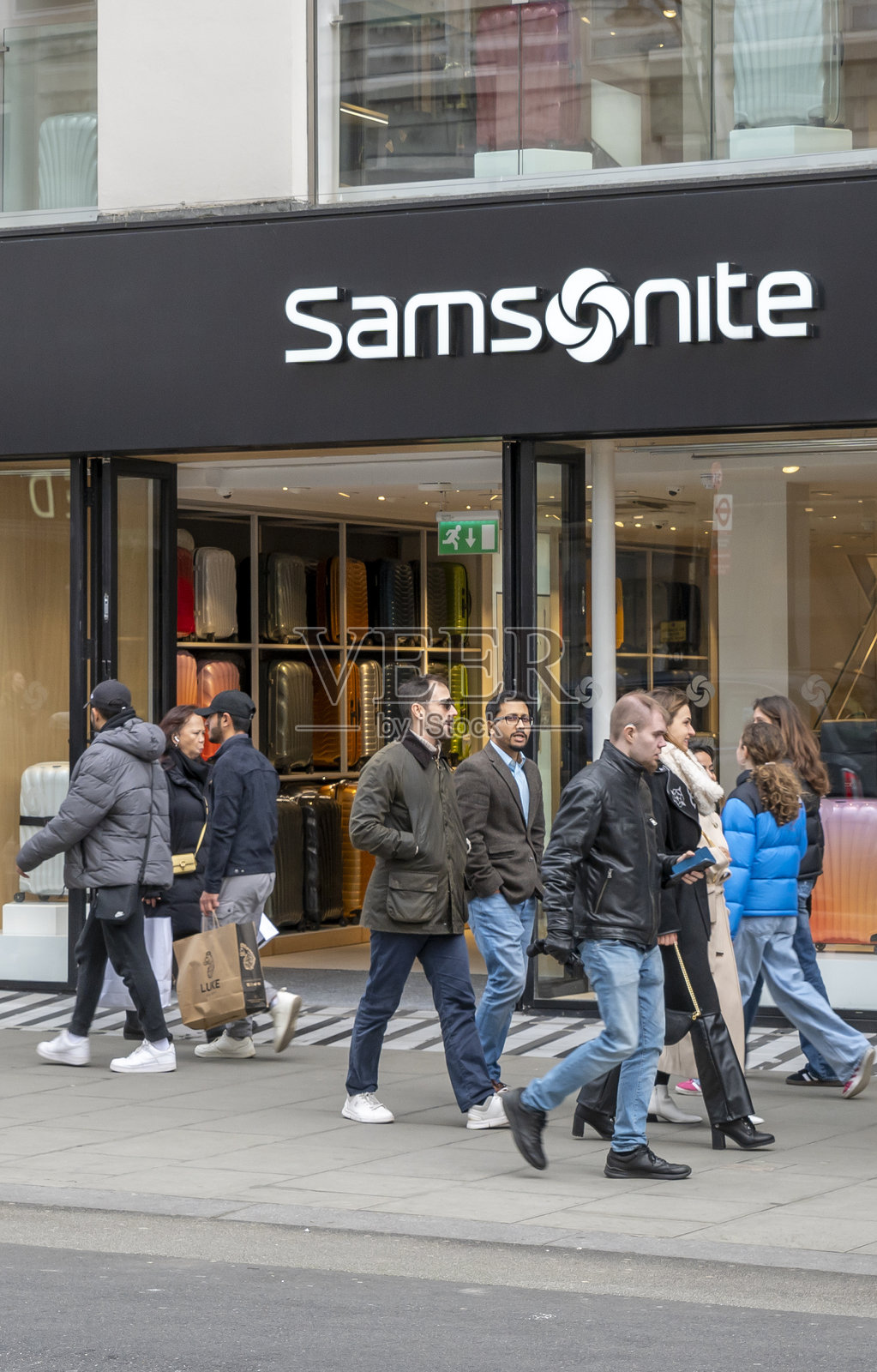 伦敦的萨姆索纳特商店门面，行人走过商店前。照片摄影图片