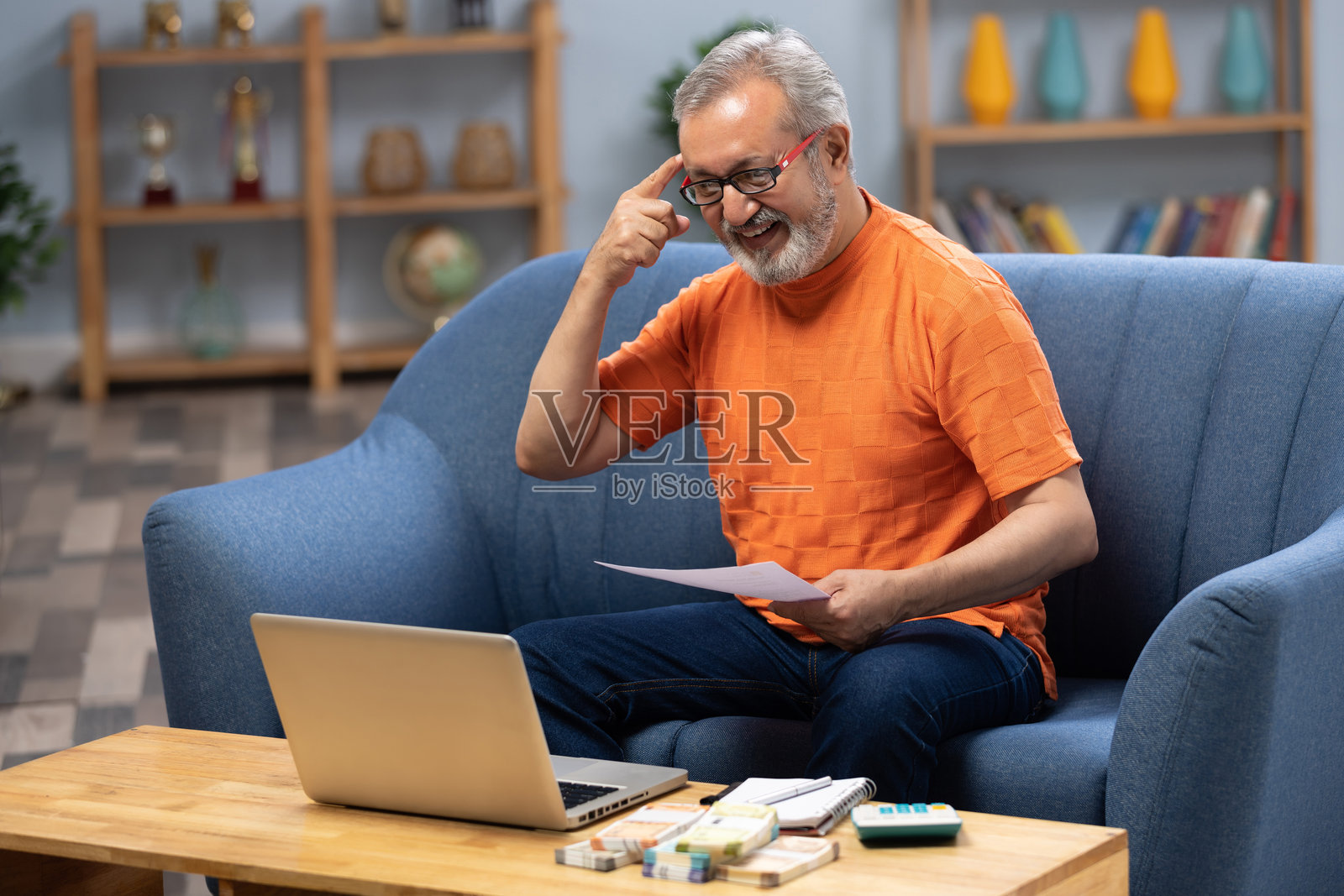 老年人在家中使用笔记本电脑的库存照片照片摄影图片