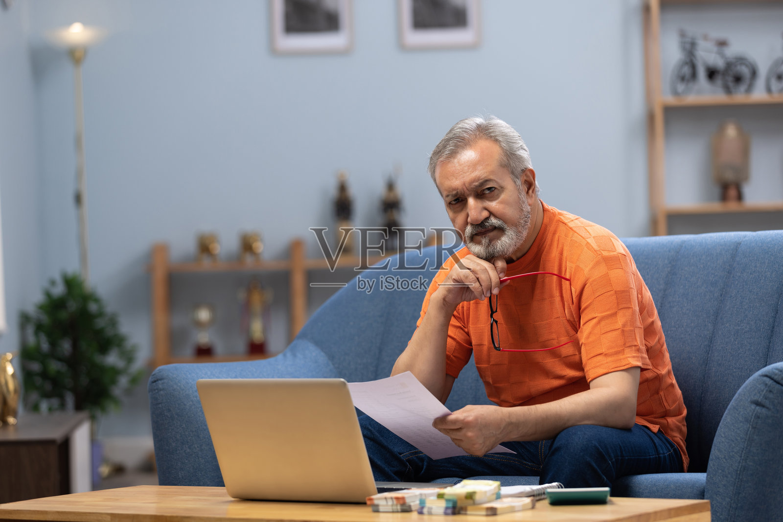 老年人在家中使用笔记本电脑的库存照片照片摄影图片