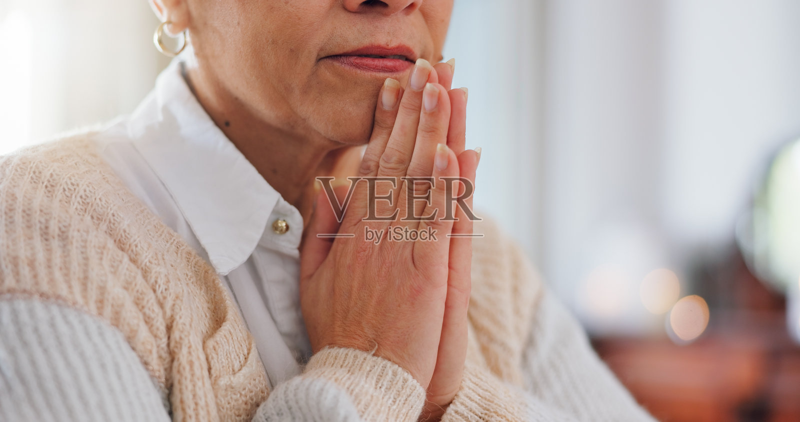 宗教，老妇人在家祈祷，寻求宗教治愈、怜悯或耶稣的指引。为圣灵的宽恕、基督教信仰和希望、和平与崇拜照片摄影图片