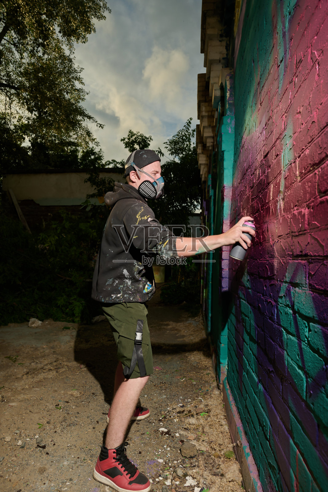 用喷雾器在墙上喷漆照片摄影图片