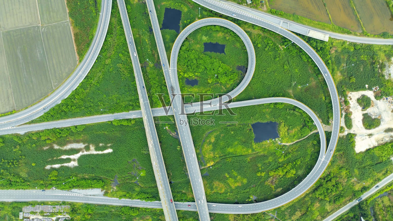 绿色背景下的城市交通高速公路鸟瞰照片摄影图片