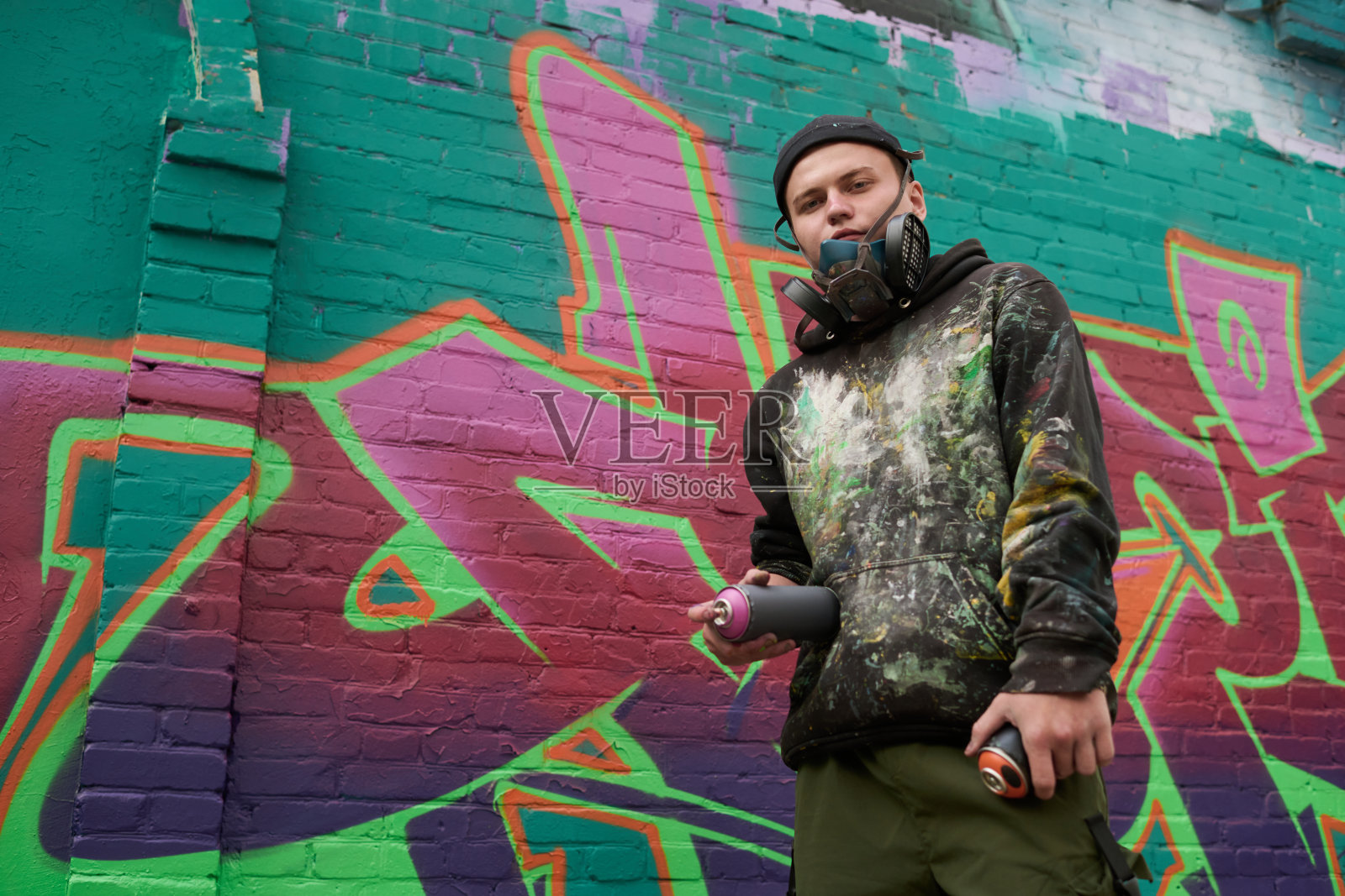 创意十足的男士手持两罐油漆照片摄影图片