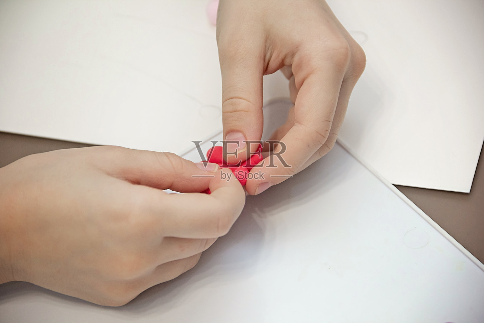 小女孩用水粉颜料在秋天的黄叶上绘画照片摄影图片