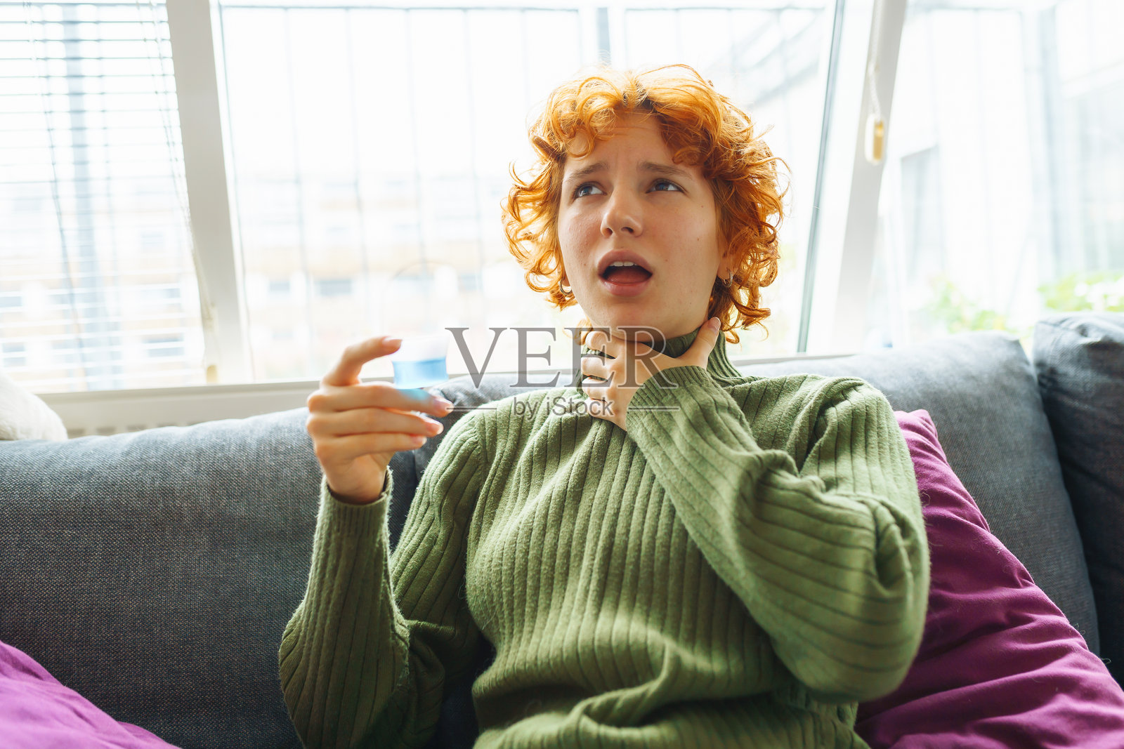感冒的年轻女子的肖像照片摄影图片
