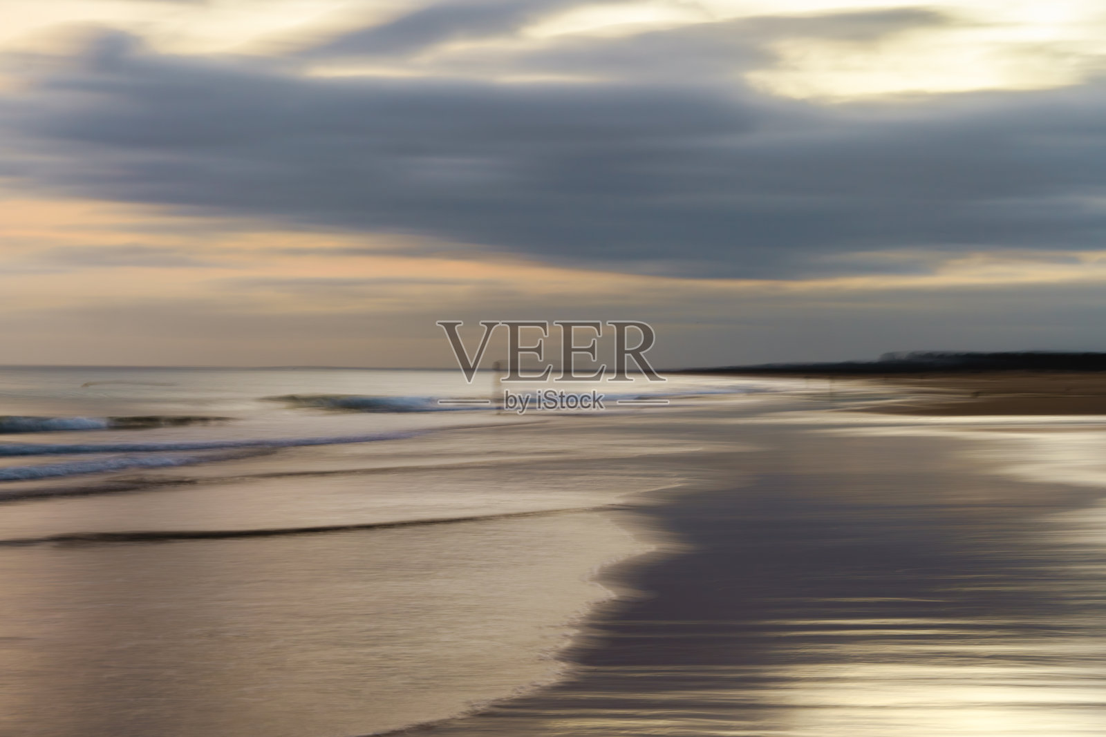 情绪化的傍晚海景，光影交错在沙滩上。抽象海景。照片摄影图片