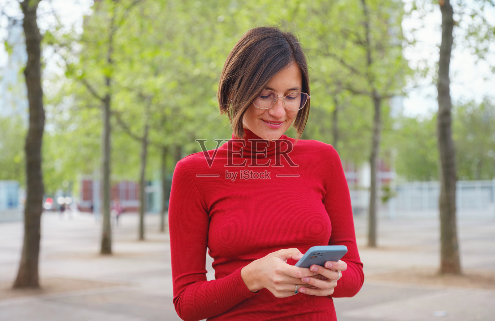 戴眼镜的女人站在法兰克福市中心照片摄影图片