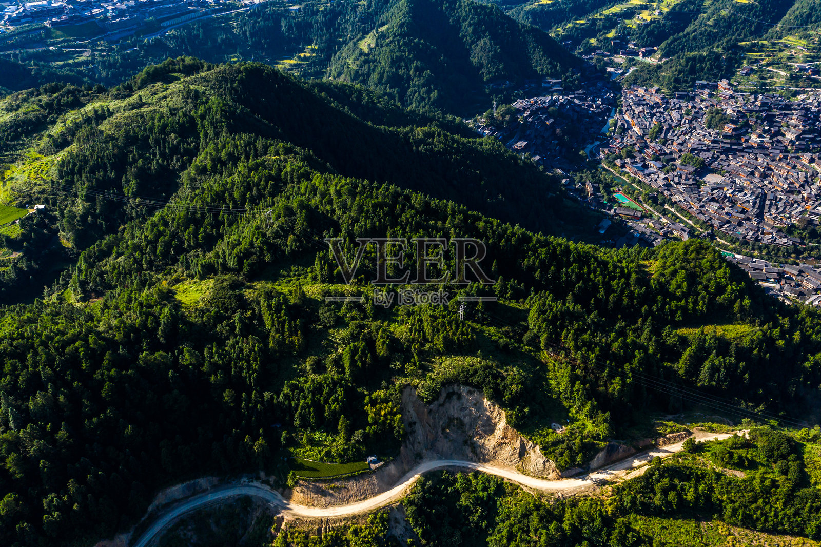 西江千户苗寨，贵州，中国，亚洲。中国风格的古代建筑。照片摄影图片