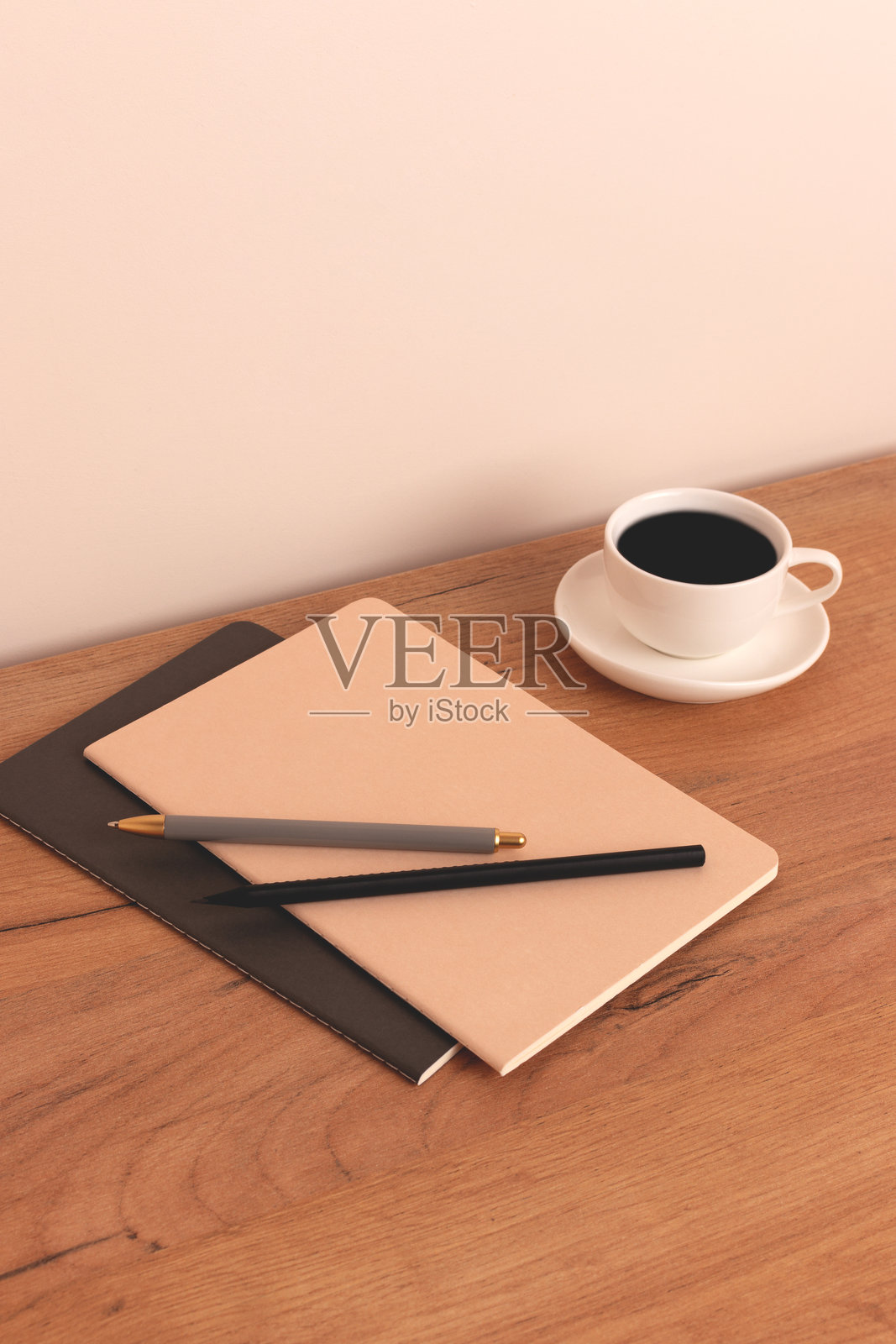 桌子上的练习本、文具和一杯咖啡。照片摄影图片