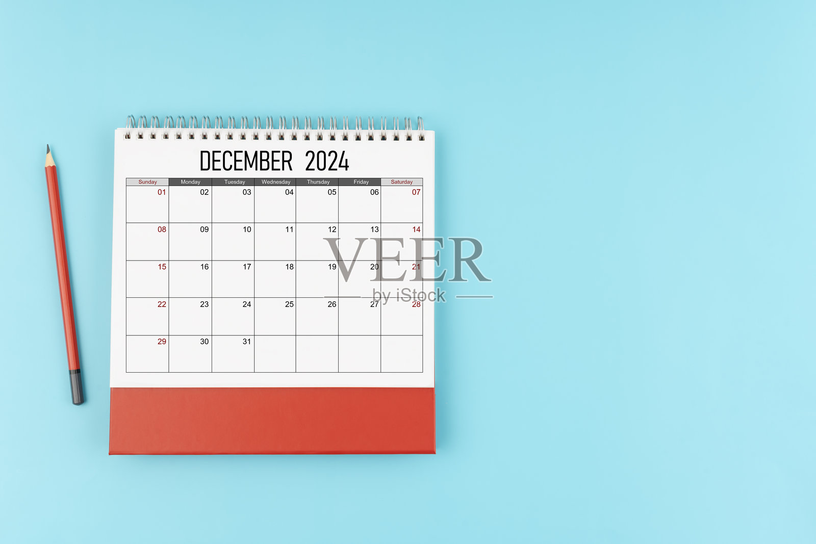 2024年12月桌面日历，蓝色背景，带笔，留有复制空间照片摄影图片