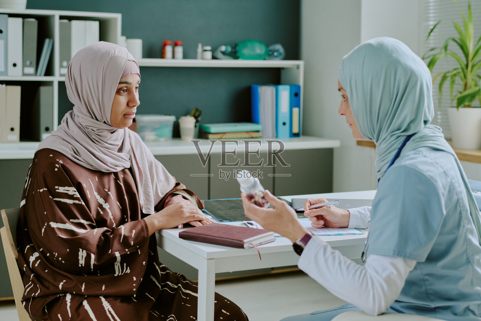 办公室里医生和病人进行交流照片摄影图片