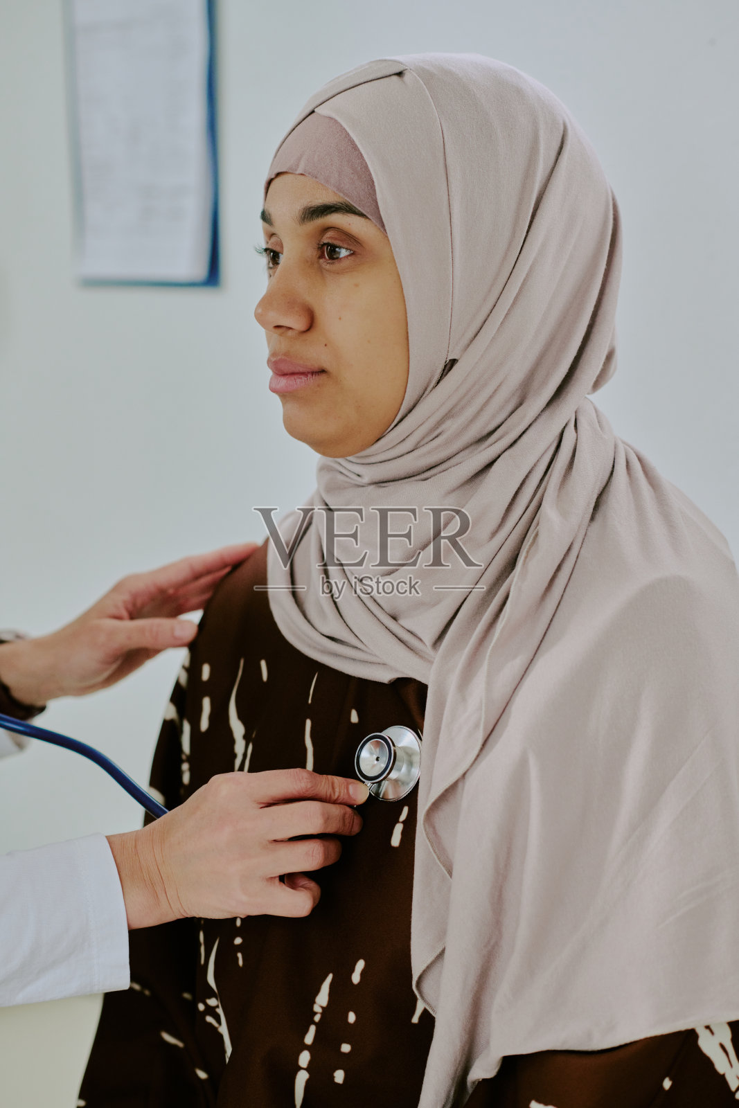 在医疗诊所使用听诊器检查病人照片摄影图片