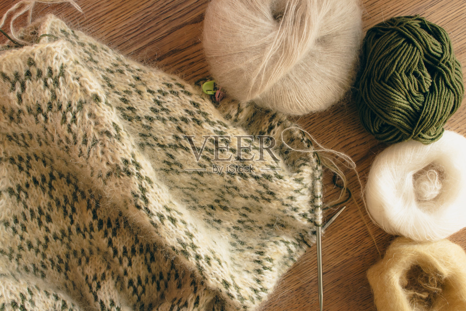 挪威针织图案与纱线球和针，毛衣钩针编织爱好背景照片摄影图片