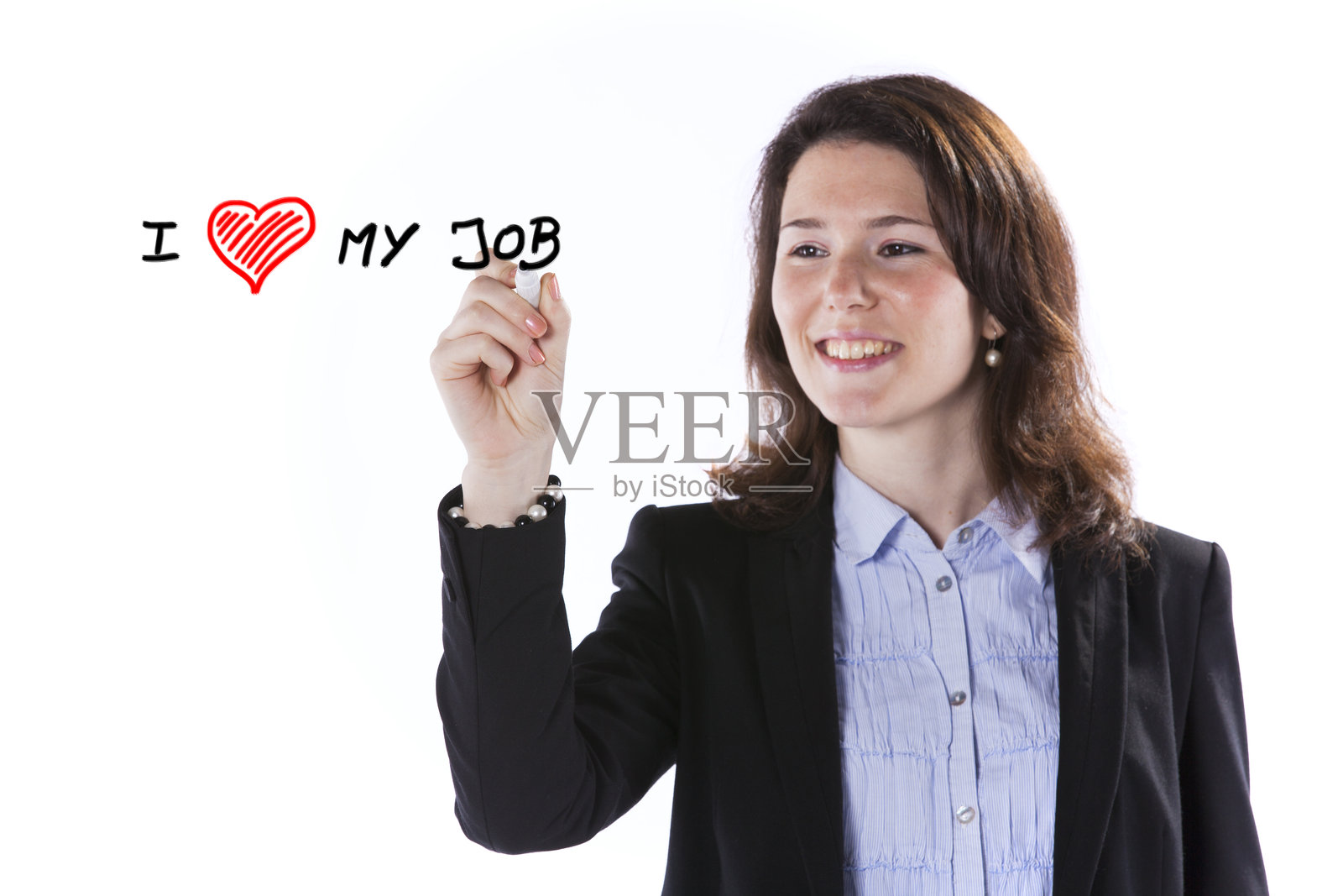 一位女商人愉快地在干净的白板上写着“我爱我的工作”照片摄影图片