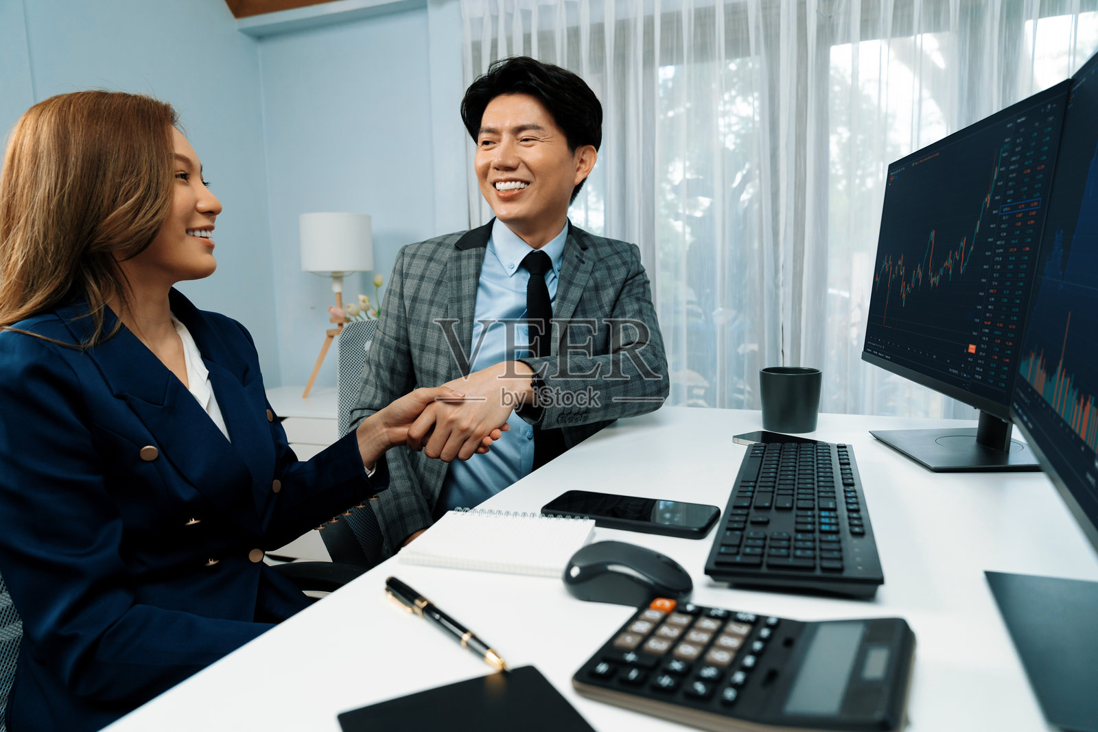 微笑的亚洲商业伙伴携手合作照片摄影图片