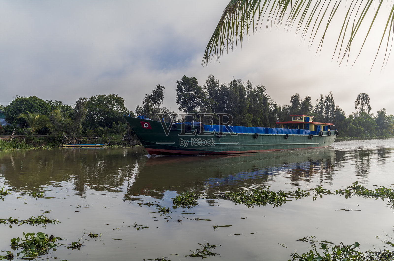 越南内陆运河上的运输船，清晨时分照片摄影图片