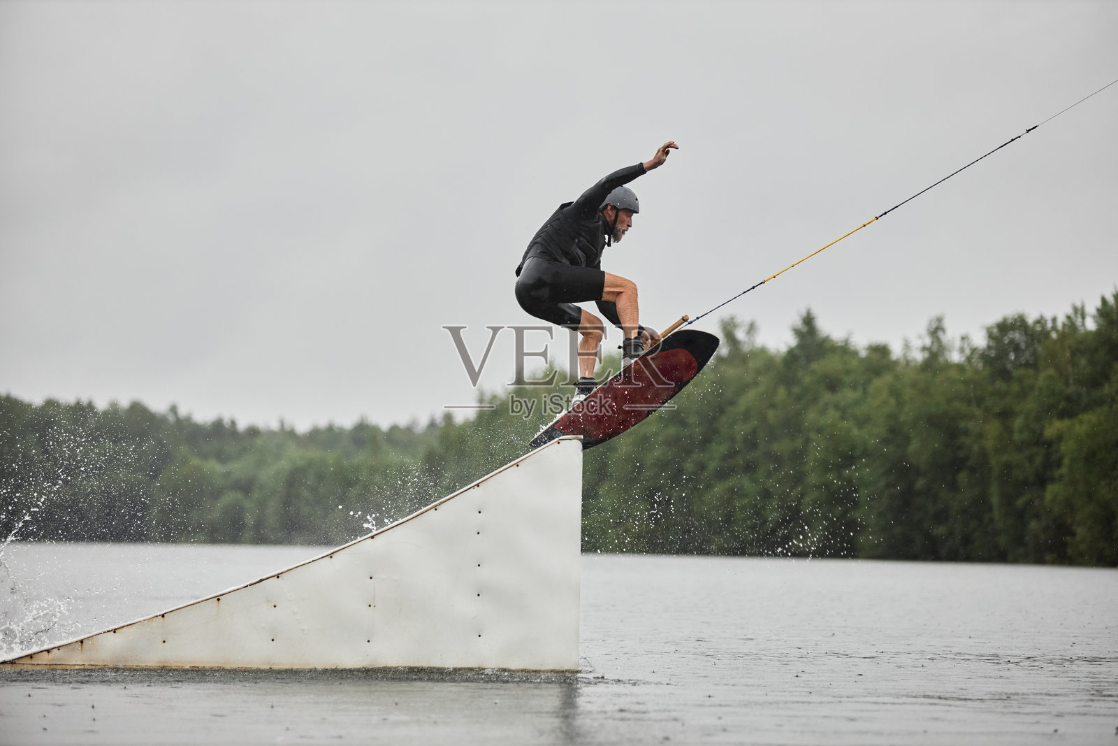 运动员在空中进行滑水跳跃特技照片摄影图片